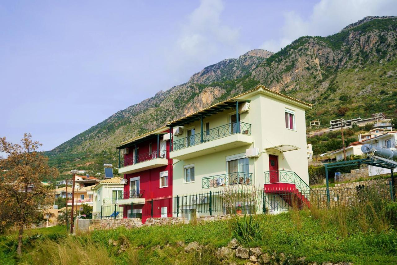 Semiramis Suites With Pool Kalamáta Buitenkant foto