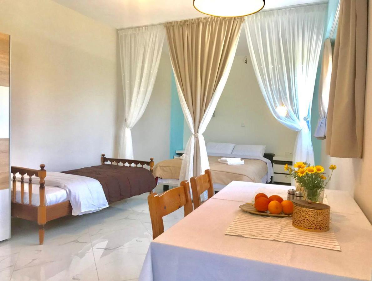 Semiramis Suites With Pool Kalamáta Buitenkant foto